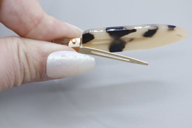 セリアの前髪クリップ 2P ブラウン＆ホワイトのクリップ部分