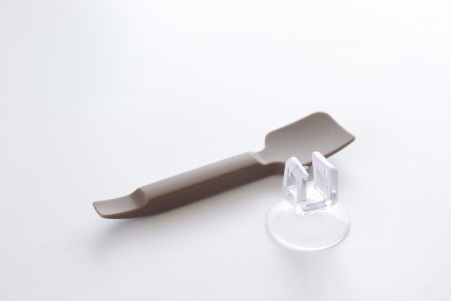 スパチュラと吸盤ホルダーが付いた美容グッズ