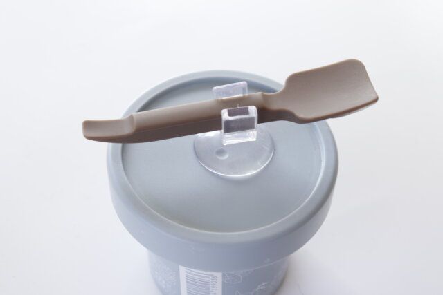 容器のフタに貼り付けられる吸盤ホルダー付きスパチュラ