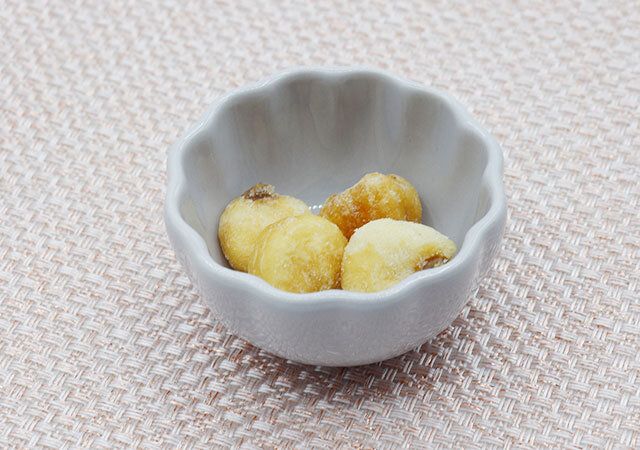 セリアのつまみたいお菓子を乗せられるミニボウル フルールフリル