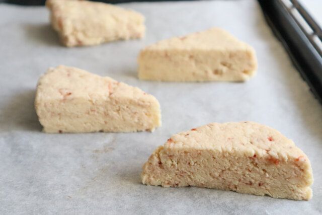 いちごとクリームチーズのスコーン レシピ 生地をカットしてオーブンで焼く