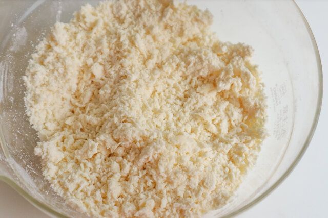 いちごとクリームチーズのスコーン レシピ ホットケーキミックスを混ぜる