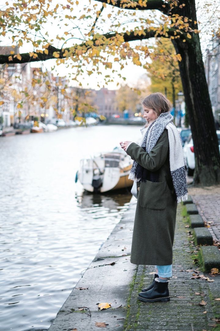 たっぷりのマフラーとショートブーツがポイント！プレーンなコートスタイル