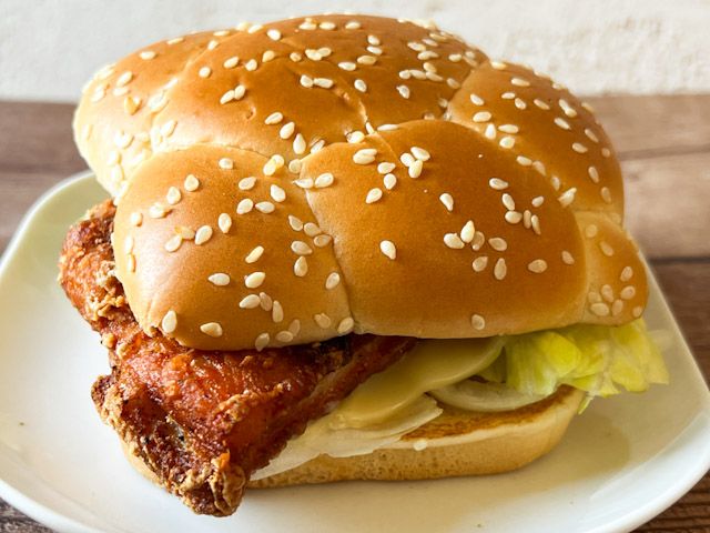 チキンはレモンの風味が効いてて爽やかな味に仕上がっています