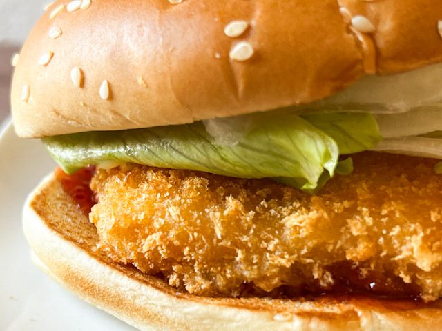 えびカツに辛味と甘み、そしてレモンの酸味という3つの味があわさったソースが絡まると、最高のバランスに