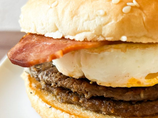 ビーフパテのジューシーさに、ベーコンの香ばしさたまごのまろやかさ、ソースのスパイシーな味があわさって絶妙な味わいに