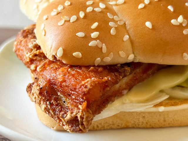 チキンとシャキシャキのレタスと新鮮なオニオンとの相性は抜群で、さらにレモンソースも加わるので、見た目以上にさっぱりとしたバーガー