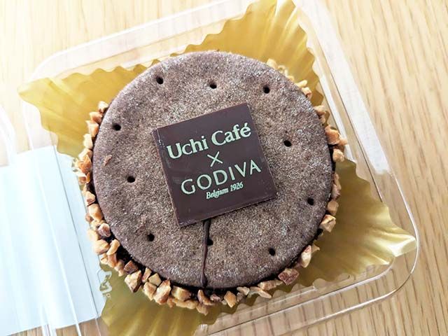 「Uchi Café×GODIVA ショコラテリーヌサンド」の容器のフタを開けた様子