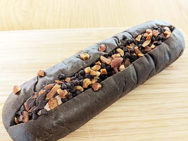 「GODIVA ショコラロール チョコチップ＆アーモンド」を袋から出した様子