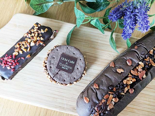 2024年1月30日(火)発売、ディバ監修のローソン新商品「GODIVAショコラロール チョコチップ＆アーモンド」「Uchi Café×GODIVA ショコラテリーヌサンド」「Uchi Café×GODIVA ショコラパイサンド」がテーブルに並んでいる様子