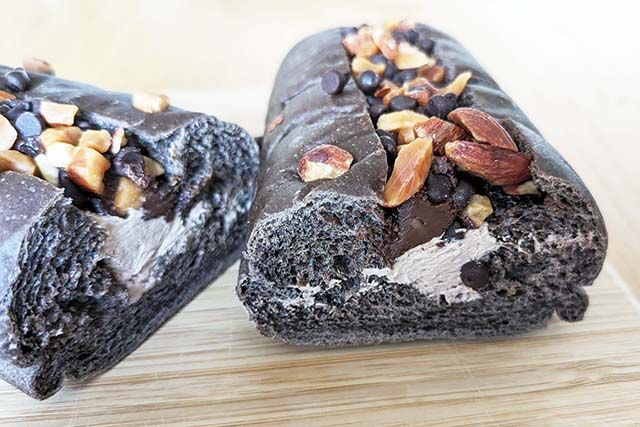 「GODIVA ショコラロール チョコチップ＆アーモンド」断面