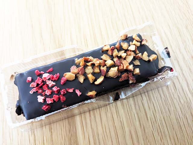 「Uchi Café×GODIVA ショコラパイサンド」を袋から出した様子