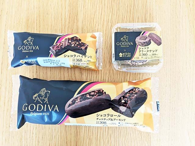 2024年1月30日(火)発売、ディバ監修のローソン新商品「GODIVAショコラロール チョコチップ＆アーモンド」「Uchi Café×GODIVA ショコラテリーヌサンド」「Uchi Café×GODIVA ショコラパイサンド」がテーブルに並んでいる様子
