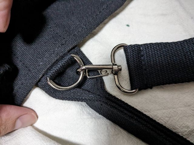 ストラップ接続部