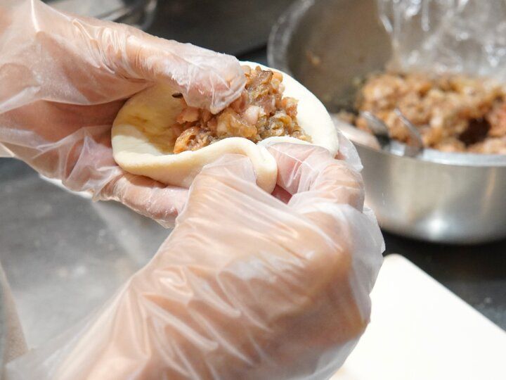 手みやげにもなる鎌倉発のホカホカとした肉まんを台湾屋台風のベンチで♪「CIAO’S 鎌倉」