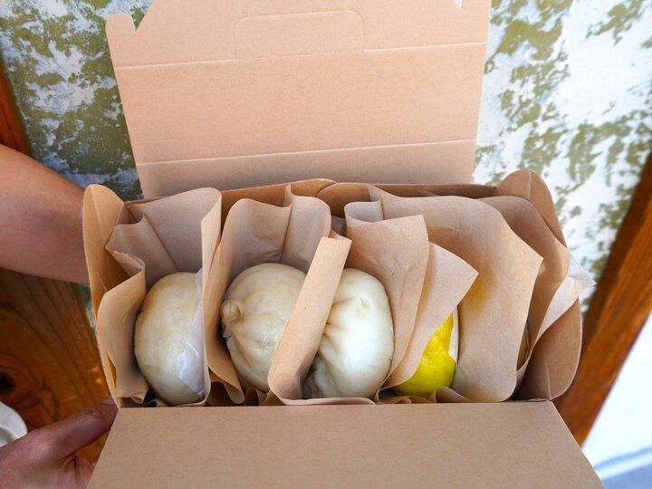 手みやげにもなる鎌倉発のホカホカとした肉まんを台湾屋台風のベンチで♪「CIAO’S 鎌倉」