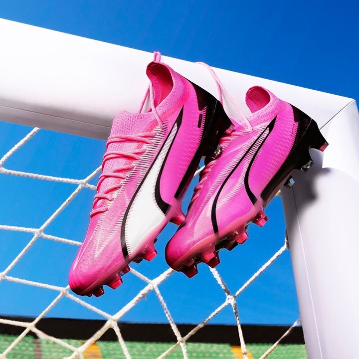 日本代表に帰ってきた三笘薫！使用するピンクのスパイクは「PUMAの超軽量モデル」