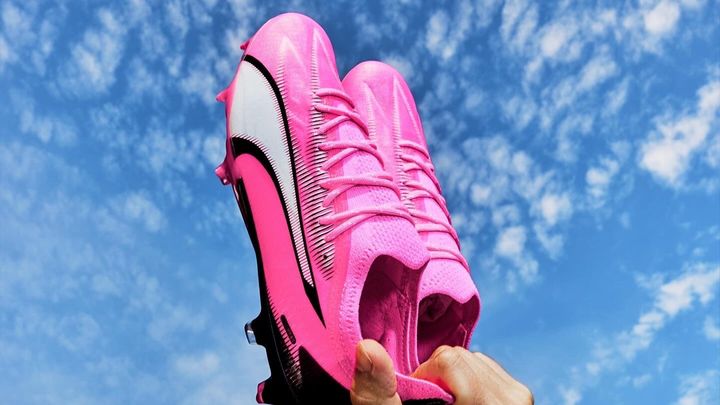 日本代表に帰ってきた三笘薫！使用するピンクのスパイクは「PUMAの超軽量モデル」