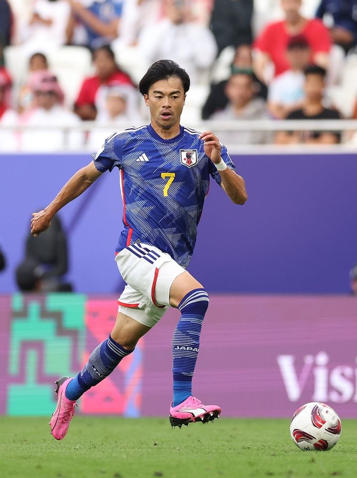 日本代表に帰ってきた三笘薫！使用するピンクのスパイクは「PUMAの超軽量モデル」