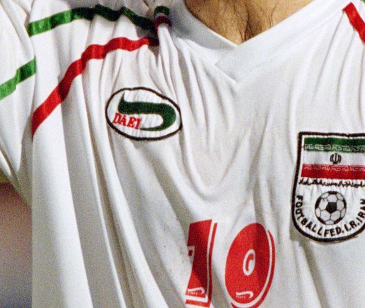 日本戦のイラン代表、たぶん誰も知らないユニフォーム“こぼれ話”「ヒョウ柄がブーム」「選手がユニサプライヤー」 