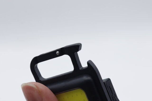 キャンドゥの充電式マルチ COB LED ライトの栓抜き部分