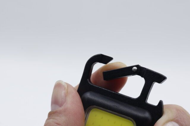 キャンドゥの充電式マルチ COB LED ライトのカラビナ部分