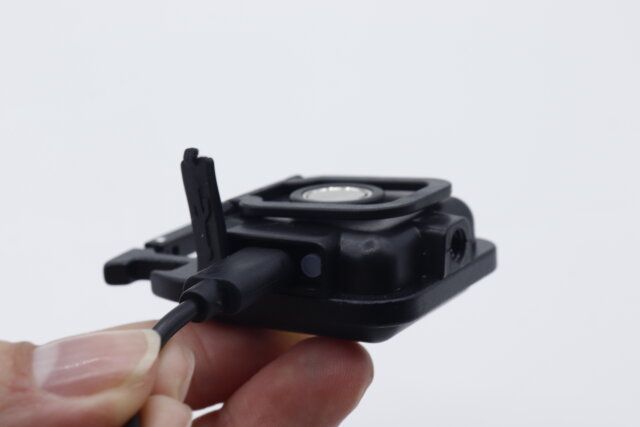 キャンドゥの充電式マルチ COB LED ライトに充電ケーブルを挿した画像