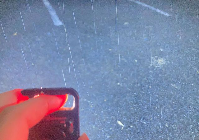 キャンドゥの充電式マルチ COB LED ライトで照らして屋外で撮影した画像