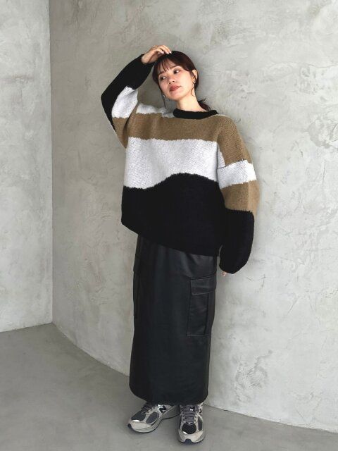 ニットと黒スカートのコーデ