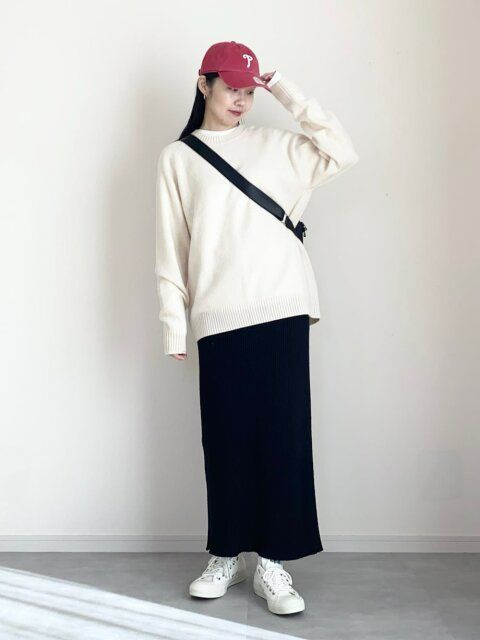 ニットと黒スカートのコーデ