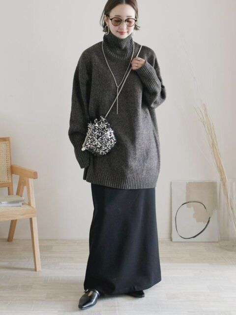 ニットと黒スカートのコーデ
