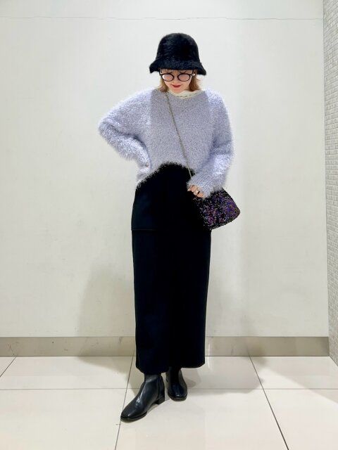 ニットと黒スカートのコーデ
