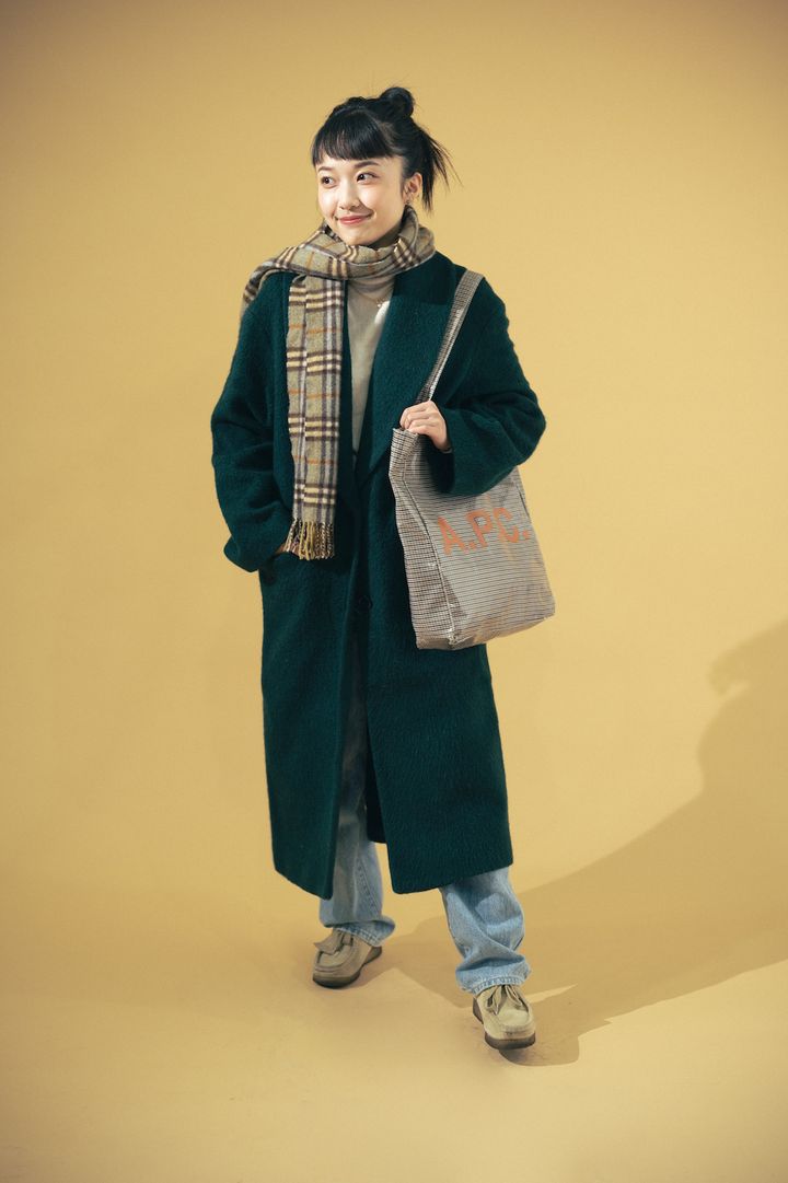 ロングコートスタイルは淡色デニムで軽やかさをプラス！【FUDGE FRIEND おしゃれさんの毎日コーディネート vol.313｜大島花菜】