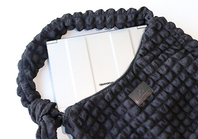 韓国風ポップコーンキルティングの三日月バッグはノートパソコンも入るサイズ感