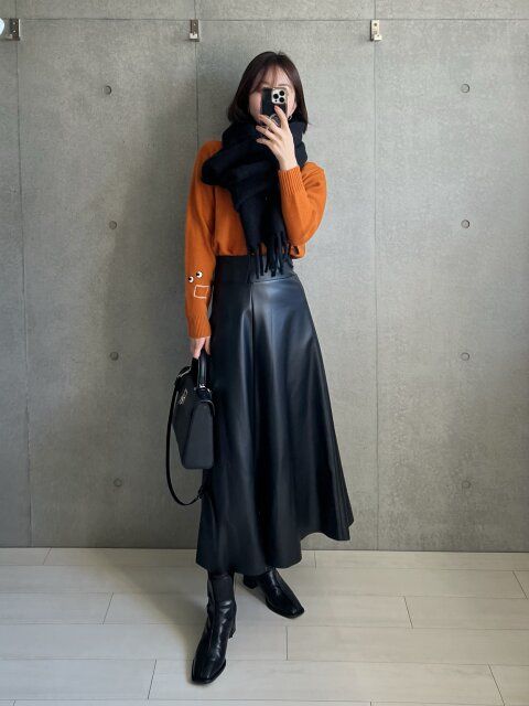 ユニクロのオレンジニットのスカートコーデ