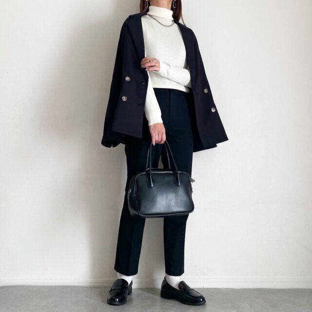 エクストラファインメリノリブタートルネックセーターの白コーデ