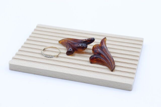 ダイソーの木製インテリアトレー（D）にアクセサリーを乗せた様子