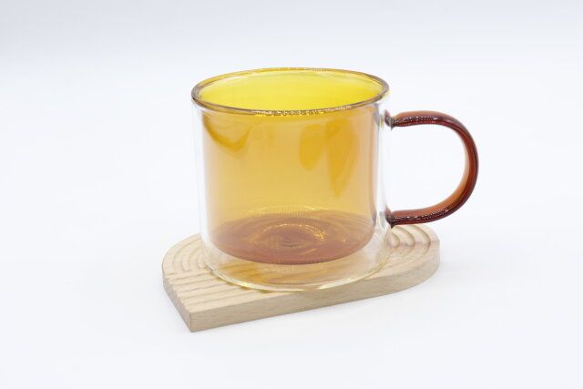 ダイソーの木製インテリアトレー（B）にカップを置く様子