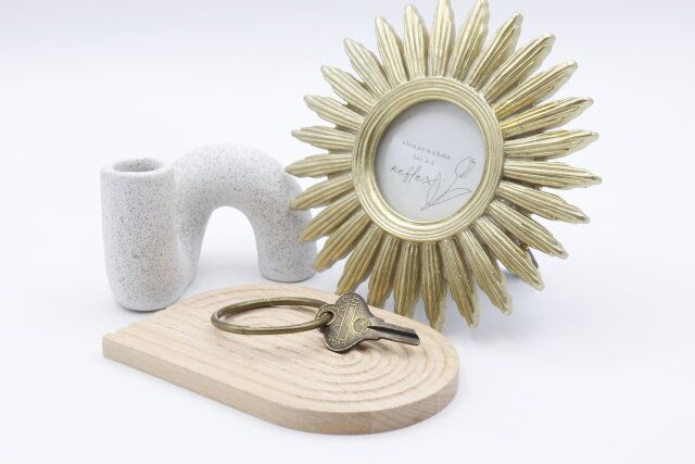 ダイソーの木製インテリアトレー（B）に鍵を置く様子