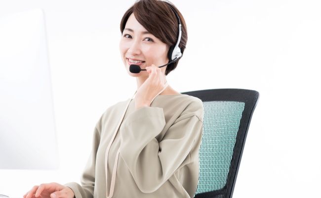 コールセンターで働く女性