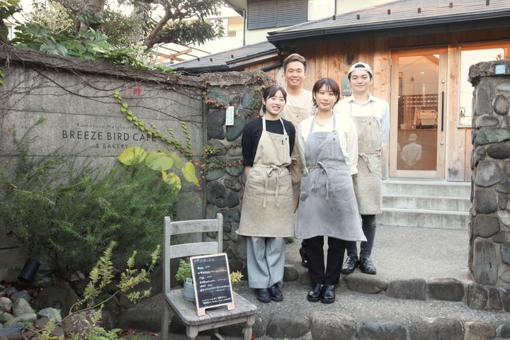 シェフの片岡聖斗さん（後列左）