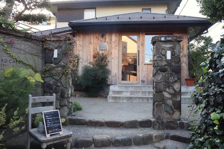 細い路地にある隠れ家的な店