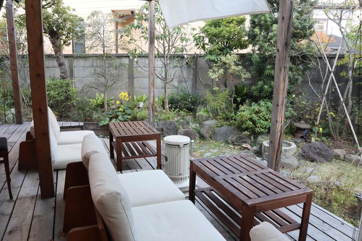 2人がけのソファ席が3つ並ぶ