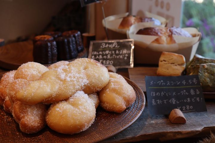 ねじりパン250円（左）