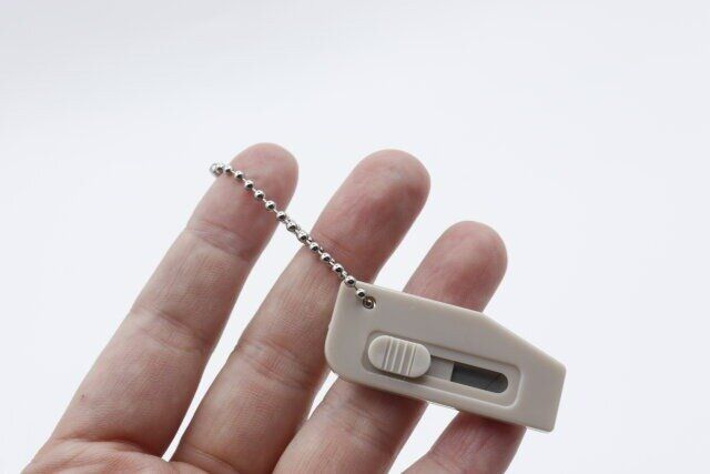 ダイソーのミニミニカッター（グレー、ベージュ）はボールチェーンを通せる