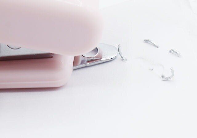 ダイソーのミニステープラーはリムーバー付き