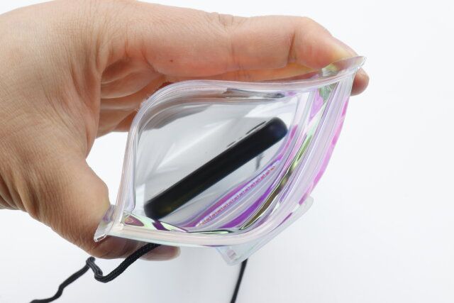 スマートフォン用防滴ケースにスマホを入れた感じ