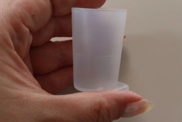 ダイソーの水切れがいいマウスウォッシュ用コップ 専用吸盤付きの目盛り