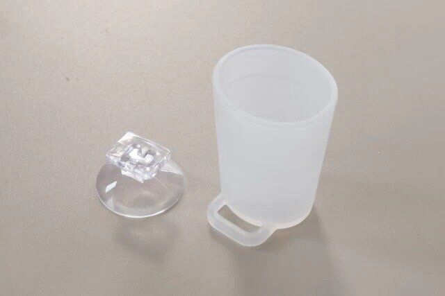 ダイソーの水切れがいいマウスウォッシュ用コップ 専用吸盤付き
