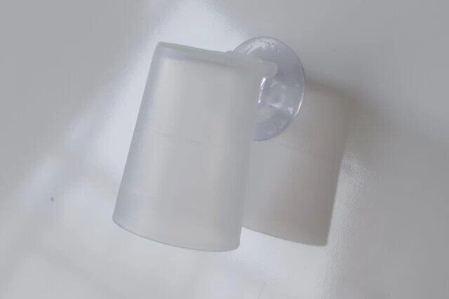 ダイソーの水切れがいいマウスウォッシュ用コップ 専用吸盤付きを壁に設置した様子
